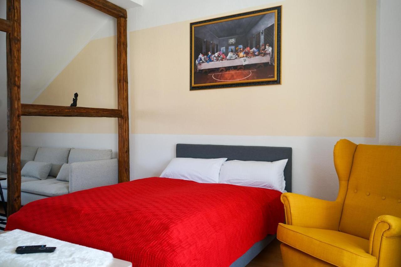 Fullhouse - - H12 - Marketplace Apartment